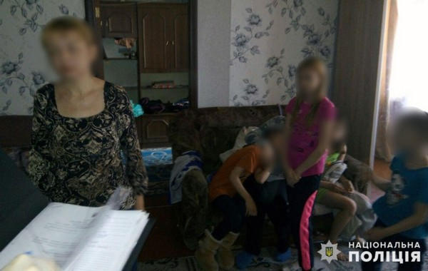 В Селидово полицейские изъяли из семьи двоих детей, мать которых чрезмерно увлеклась алкоголем