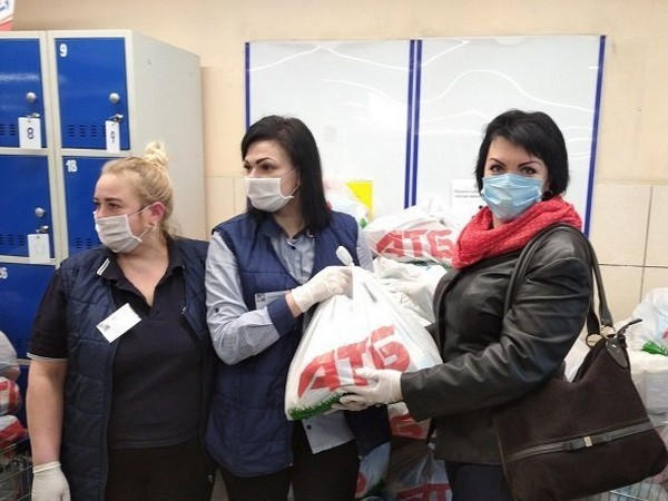 В связи с эпидемией коронавируса жителям Новогродовки раздают бесплатные продуктовые наборы