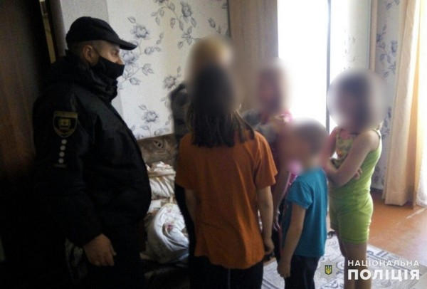 В Селидово полицейские изъяли из семьи двоих детей, мать которых чрезмерно увлеклась алкоголем