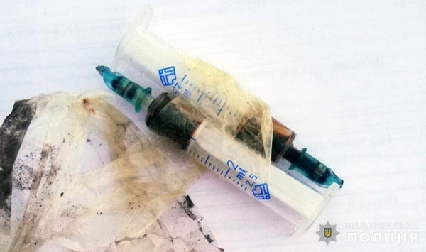 В Новогродовке у прохожего полицейские обнаружили наркотики