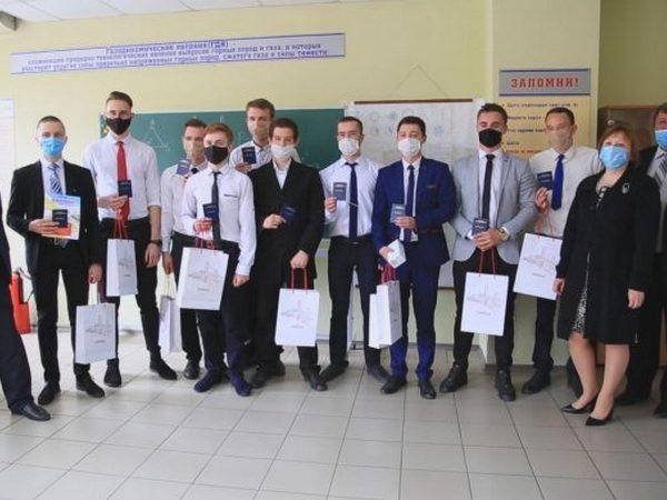 Выпускникам Селидовского горного техникума вручили удостоверения по рабочим специальностям