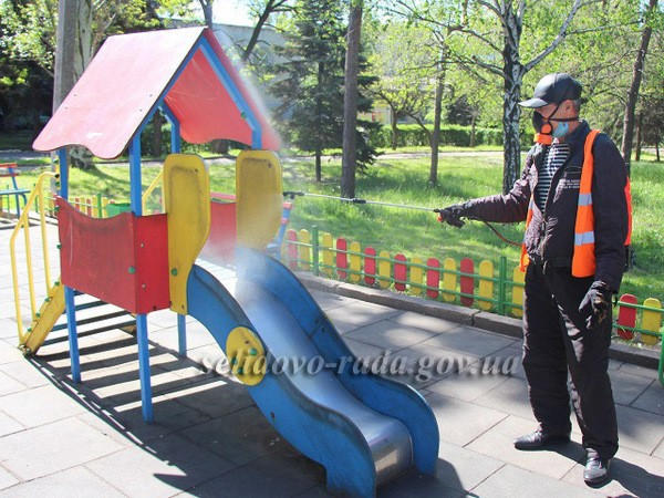 В Селидово продолжают дезинфицировать детские площадки, остановки и другие общественные места