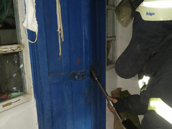 В Покровске спасатели открыли дверь, за которой находилась женщина, нуждающаяся в помощи