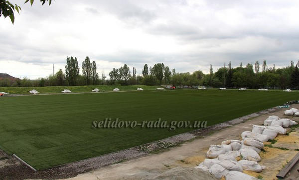 Областные чиновники проверили, как продвигается реконструкция спортивных объектов в Селидово