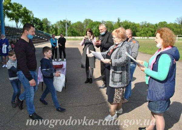 В Новогродовке спортивные семьи наградили за участие в соревнованиях