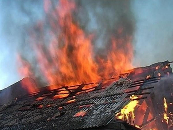 В результате пожара в Гродовке дом полностью остался без крыши