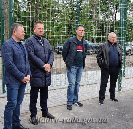Областные чиновники проверили, как продвигается реконструкция спортивных объектов в Селидово