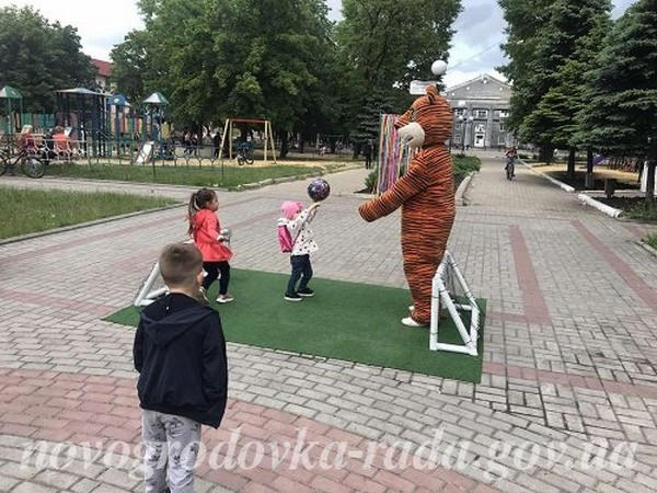 Маленьким жителям Новогродовки устроили необычный праздник ко Дню защиты детей