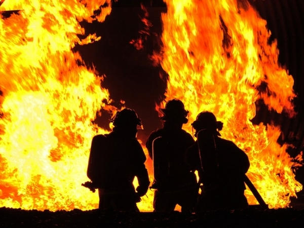 Во время ночного пожара в Селидово удалось спасти троих людей
