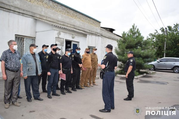 В Покровске полицейские вместе с активистами борются с торговлей наркотиками