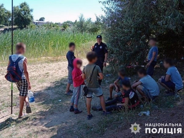 Селидовские полицейские напомнили детям правила поведения на воде