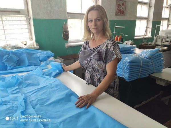 Предпринимательница из Покровска во время карантина начала изготавливать защитные медицинские костюмы