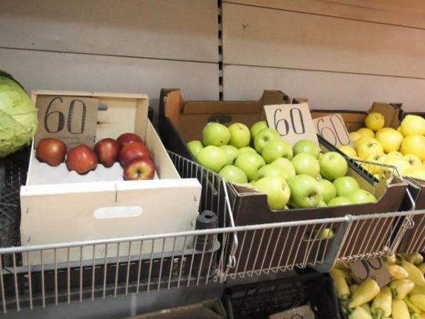 Цены на сезонные ягоды и фрукты шокируют жителей Покровска