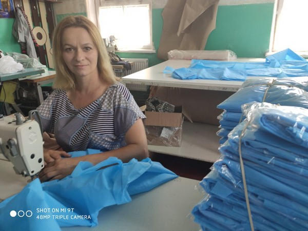 Предпринимательница из Покровска во время карантина начала изготавливать защитные медицинские костюмы