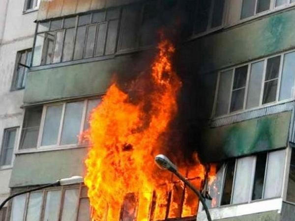 Во время масштабного пожара в селидовской многоэтажке удалось спасти троих людей