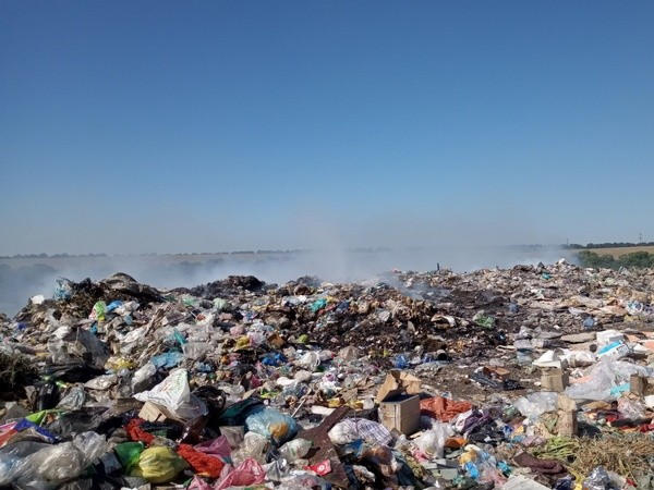 В Украинске горит мусорная свалка