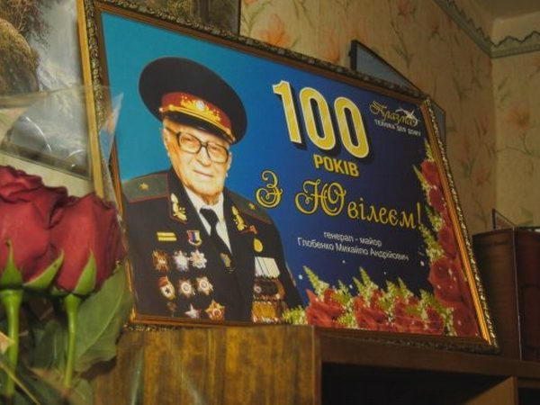 В Покровске ветерана Второй мировой войны оригинально поздравили со 100-летним юбилеем