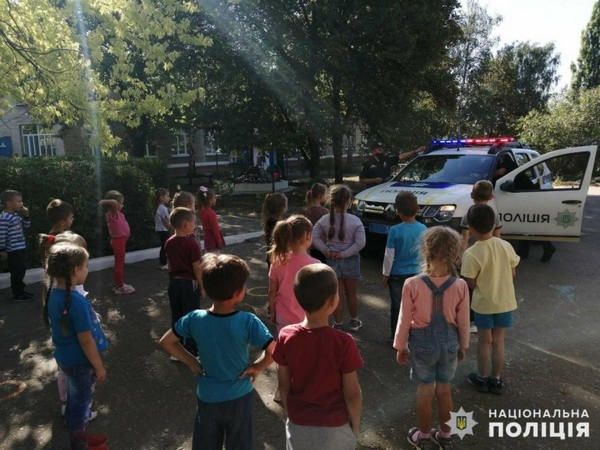 В Селидово полицейские приехали в детский сад, чтобы напомнить детям правила поведения на дороге