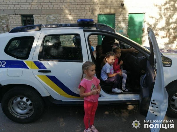 В Селидово полицейские приехали в детский сад, чтобы напомнить детям правила поведения на дороге