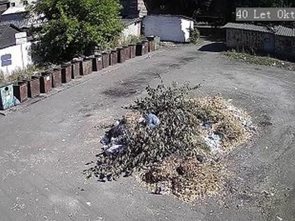 Жители Новогродовки продолжают заваливать город кучами мусора