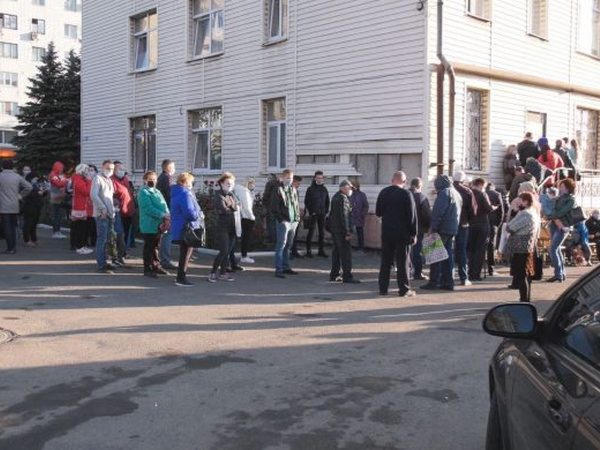 Чтобы попасть к врачу, жители Покровска выстраиваются в огромные очереди
