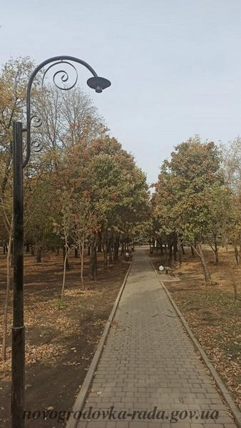 В Новогродовке неизвестные вандалы побили фонари в городском парке