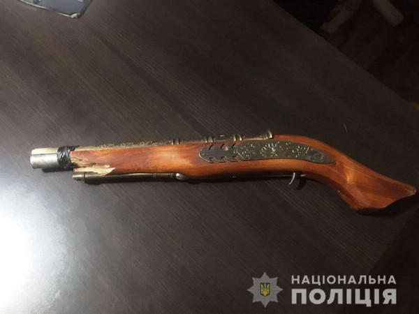 В Украинске мужчина с обрезом ограбил магазин