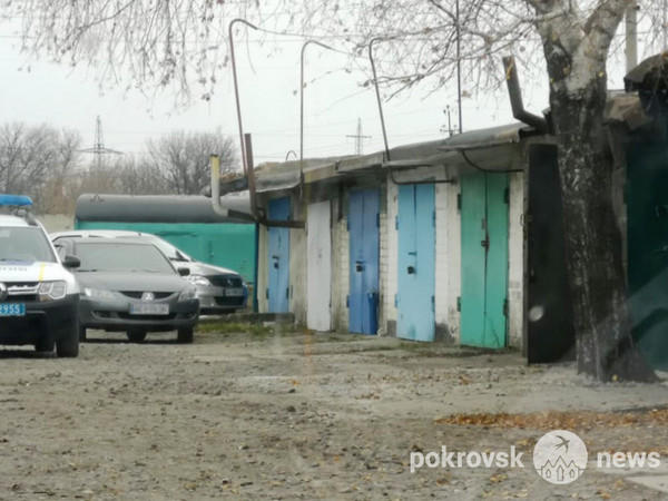 В одном из гаражей Покровска обнаружили автомобиль, внутри которого находился труп мужчины