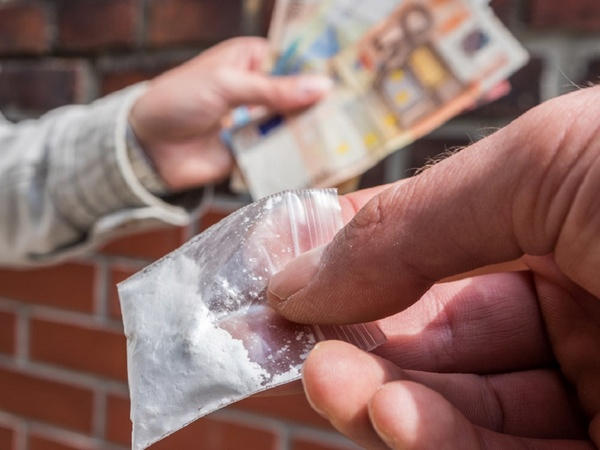 26-летнему жителю Покровска, который решил обогатиться за счет продажи наркотиков, грозит 10 лет тюрьмы