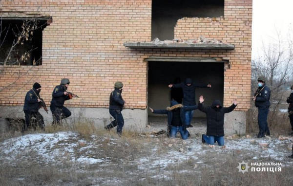 В Покровске «обезвредили преступников», которые совершили вооруженное нападение и захватили заложницу