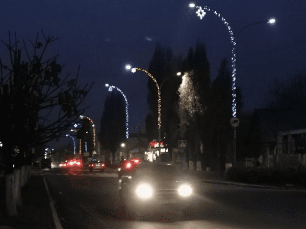 Улицы Покровска уже засияли новогодней иллюминацией