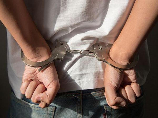 Покровские полицейские задержали 15-летнего парня, который промышлял уличными грабежами