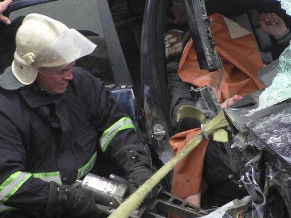 В Покровске водителя автомобиля, который врезался в бетонную опору, пришлось вырезать спасателям