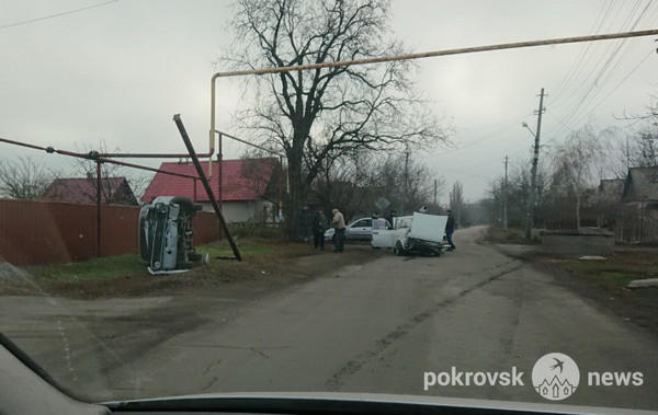 В результате ДТП в Покровске перевернулся автомобиль