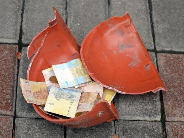 Горнякам шахты «Украина», которые протестуют из-за невыплаты зарплаты, перечислили по 100 гривен