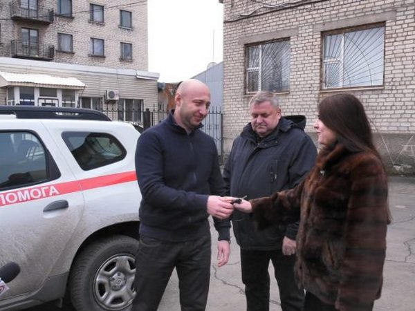 Новогродовской ОТГ передали новый автомобиль для амбулатории