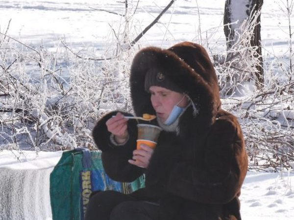 В Покровске нуждающихся жителей города подкармливают горячими обедами