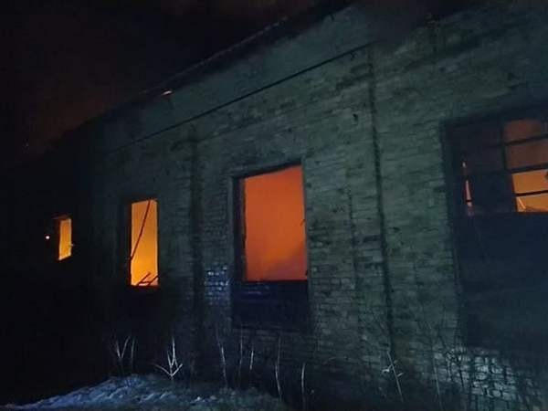 Спасатели около часа гасили пожар на территории шахты «Украина»