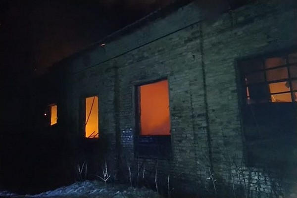 Спасатели около часа гасили пожар на территории шахты «Украина»