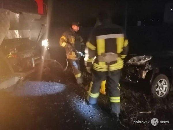 В Покровске автомобиль, который съехал в кювет, пришлось вытаскивать спасателям