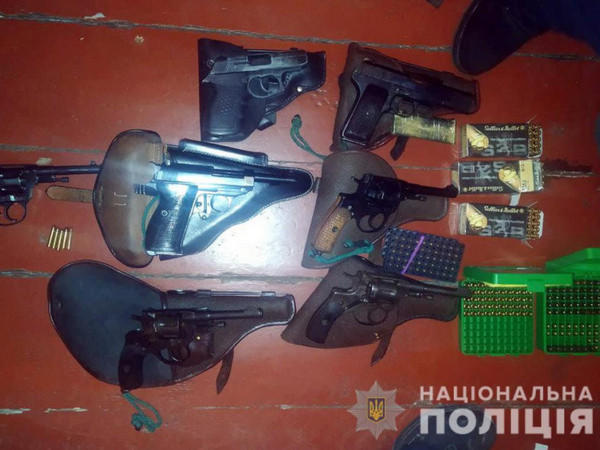 У пенсионера из Покровска обнаружили дома арсенал оружия и боеприпасов