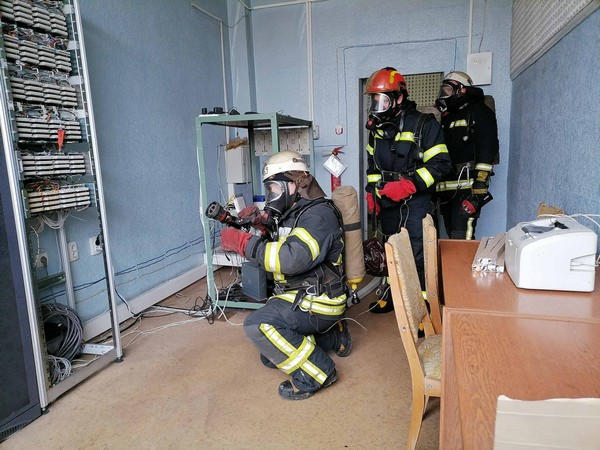В Селидово спасатели погасили «пожар» в здании «Укртелекома»