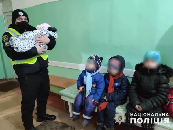 В Покровске обнаружили четверых маленьких детей, которых родители оставили без еды в холодном доме