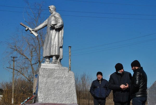 На территории Новогродовской громады обследовали памятники «Погибшим воинам-освободителям»