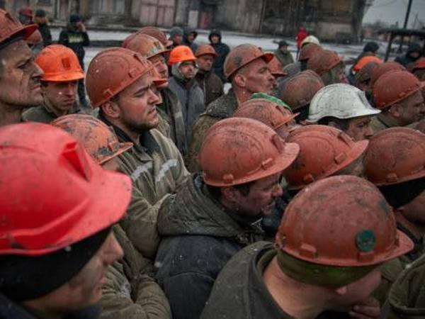 Горняки шахты «1-3 Новогродовская» отказываются спускаться в шахту