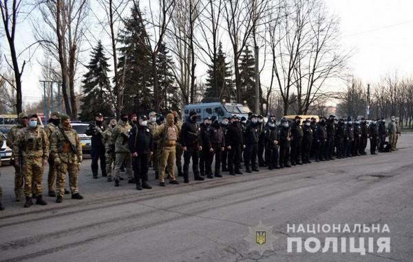 В Горняке и Кураховке полицейские с военными провели масштабную отработку
