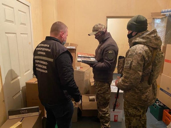 В результате спецоперации в Новогродовке изъяли крупную партию контрафактных сигарет