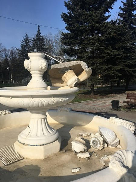 В Новогродовке молодежь разбила городской фонтан