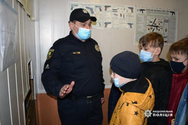 В Покровске детям организовали увлекательную экскурсию по отделению полиции