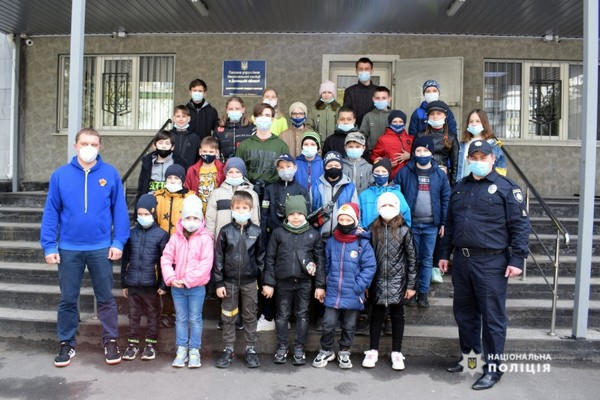 В Покровске детям организовали увлекательную экскурсию по отделению полиции